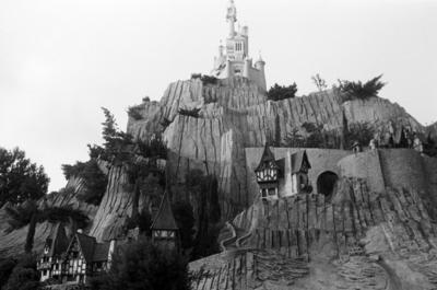 Zu Besuch in Disneyland Miniaturen von Fachwerkh?usern stehen am Hang des Minitaurberges auf dem das ikonische Dornr?sch-stock-foto