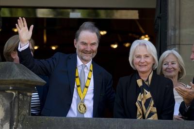 Preistraeger Timothy Garton ASH, GBR, Historiker, jubelt auf dem Rathausbalkon, mit Ehefrau Danuta ASH, Internationaler-stock-photo