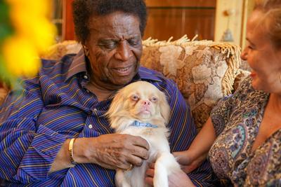 Mallorca, Spanien, Entertainer-Legende Roberto Blanco feiert seinen 88. Geburtstag im Kreis seiner Familie: Stolz pr?sen-stock-foto