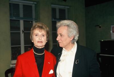 Die Schwestern Renate Lasker Harpprecht (l-r) und Anita Lasker Wallfisch ( 17. Juli 1925 in Breslau) zu Gast bei Boulev-stock-photo