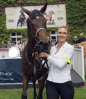Rennpferd Lady Charlotte mit Adrie de Vries beim Fashion Raceday auf der Rennbahn Hoppegarten. *** Racehorse Lady Charlo-stock-foto
