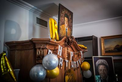 Mallorca, Spanien, festliche Geburtstagsdekoration im Zuhause von Roberto Blanco: goldene Luftballons, silberne und gold-stock-foto
