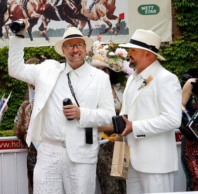 Annika Sesterhenn (Jury), Gewinner des Fashion-Contest Kategorie Best Dressed Gang Florian Wend, Sebastian Schmidt beim-stock-photo