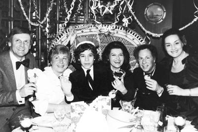 Archiv Sohn Helen Donath Opernsaengerin Ehemann und Gaesten Muenchen 1981 Archiv Motive Helen Donath Sylvester Gaeste Mu-stock-photo