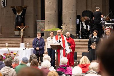 Pfingstgottesdienst am Rathaus Schoeneberg in Berlin-stock-photo