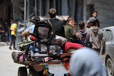 Palestinians, carrying their personal belongings, try to fled to safer areas to escape from Israeli attacks on Jabalia-stock-photo