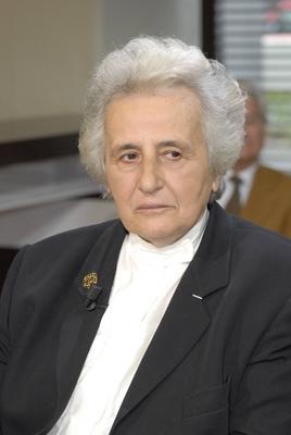 Bildnummer: 55007480  Datum: 17.05.2006  Copyright: imago/Horst GaluschkaAnita Lasker-Wallfisch ist eine der letzten bekannten ?berlebenden des  M?dchenorchesters  von Auschwitz. 1943 war die Tochter eines j?dischen Anwalts in das Konzentrationslager deportiert und dort in die Lagerkapelle aufgenommen wordenAnita Lasker wurde 1925 als dritte Tochter einer j?dischen Anwaltsfamilie in Breslau geboren. Den Eltern gelang es, die ?lteste Schwester nach England in Sicherheit zu bringen. Die j?ngeren, Renate und Anita, mussten in Breslau bleiben. 1942 wurden die Eltern deportiert und ermordet. Die Schwestern kamen in ein Waisenhaus und wurden zur Zwangsarbeit in einer Papierfabrik verpflichtet. Dort f?lschten sie Urlaubsscheine f?r franz?sische Zwangsarbeiter, sp?ter auch f?r sich selbst. Doch die geplante Flucht misslang. Die M?dchen wurden verhaftet. 1943 kamen sie getrennt voneinander nach Auschwitz, wo sie sich durch Zufall wiederfanden. Dass Anita als Cellistin im Lagerorchester spielte, rettete ihr und der Schwester das Leben. Ende 1944 wurden beide nach Bergen-Belsen transportiert und schlie?lich von den englischen Truppen befreit. Anita Lasker-Wallfisch ging nach England, wo sie das Londoner English Chamber Orchestra mitbegr?ndete. Sie heiratete und bekam zwei Kinder. People Portr?t Shooting 1 xo0x kbdig xns 2006 hoch 55007480 Date 17 05 2006 Copyright Imago Horst Galuschka Anita Lasker  is a the last known Survivors the  from Auschwitz 1943 was the Daughter a Jewish Prosecutor in the Concentration camps deported and there in the Camp chapel Date  Lasker was 1925 as Third parties Daughter a Jewish  in Wroclaw born the Parents succeeded it the oldest Sister after England in Security to bring the younger Renate and Anita had in Wroclaw remain 1942 were the Parents deported and murdered the Sisters Kamen in a Orphanage and were to Forced labour in a Paper factory committed there falsified Them Vacation certificates for French Forced laborers Later too for to itself but the planned Escape failed the Girl were arrested 1943 Kamen Them separated each other after Auschwitz where Them to through Coincidence  that Anita as Cellist in Learn Camp Orchestra played rescued her and the Sister the Life End 1944 were both after Bergen Belsen transported and Finally from the English Troops free Anita Lasker  went after England where Them the London English Chamber Orchestra co-founded Them married and got Two Children Celebrities Portrait Shooting 1 xo0x Kbdig xns 2006 vertical-stock-photo