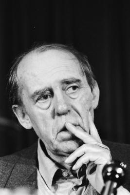 Anefo photo collection. German writer Heinrich B?ll gives a press conference in Heerlen. Heinrich B?ll. March 26, 1983.-stock-foto