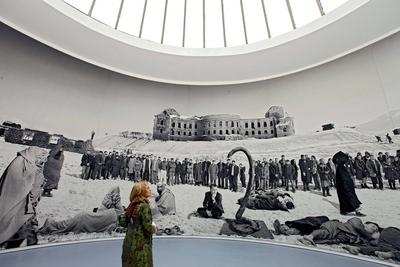 Bildnummer: 59713399  Datum: 06.06.2012  Copyright: imago/epdEine Frau betrachtet den Wandteppich Kabul des polnischen K?nstlers Goshka Macuga am Mittwoch (06.06.2012) auf der Kasseler dOCUMENTA (13) im Museum Fridericianum. Die diesj?hrige Weltkunstschau Documenta in Kassel wird so viele Schaupl?tze bieten wie nie zuvor. Darauf wies am Mittwoch der Aufsichtsratsvorsitzende der Documenta GmbH, Kassels Oberb?rgermeister Bertram Hilgen (SPD), hin. Viele der gezeigten Werke von mehr als 160 K?nstlern und anderen Teilnehmern aus 55 L?ndern seien erst vor Ort in Kassel entstanden, sagte er bei der Er?ffnungspressekonferenz. Die Ausstellung wird am 9. Juni von Bundespr?sident Joachim Gauck offiziell er?ffnet und dauert bis zum 16. September. (Siehe epd-Meldung vom 06.06.2012) DER ABDRUCK DES EPD-FOTOS IST HONORARPFLICHTIG! dOCUMENTA (13) vor der Er?ffnung xsp x0x 2012 quer Ausstellungen documenta Fotografie Kultur Kunst personen  59713399 Date 06 06 2012 Copyright Imago epd a Woman sees the Tapestry Kabul the Polish Artist   at Wednesday 06 06 2012 on the Kassel Documenta 13 in Museum Fridericianum the This year  Documenta in Kassel will as many Sites offer like never before it Wies at Wednesday the Supervisory Board Chairman the Documenta GmbH Kassel Lord Mayor Bertram Hilgen SPD out many the shown Works from more as 160 Artists and others Participants out 55 Countries were First before Place in Kassel were said he at the Opening press conference the Exhibition will at 9 June from Federal President Joachim Gauck official opens and lasts until to 16 September See epd Message of 06 06 2012 the Imprint the epd Photos is  Documenta 13 before the Opening xsp x0x 2012 horizontal Exhibitions Documenta Photography Culture Art People-stock-foto