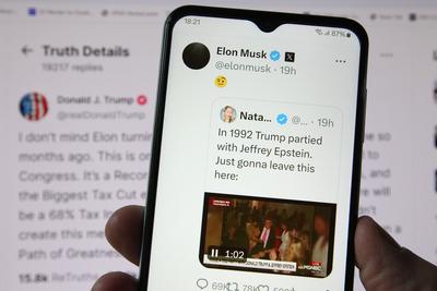 Auf einem Laptop wurd der Account von Donald Trump auf seiner Social-Media-Plattform Truth Social ge?ffnet. Davor wurde-stock-foto