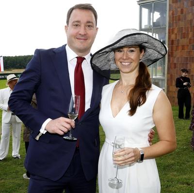 Marian Ziburske (Westminster Unternehmensgruppe, Hauptsponsor), Judy Ziburske beim Fashion Raceday auf der Rennbahn Hopp-stock-foto