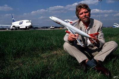 Unternehmer Richard Branson mit einem Modell Flugzeug der Airline - Virgin Atlantic Airways - PUBLICATIONxNOTxINxUK-stock-photo