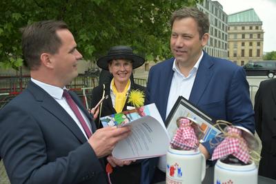 parlamentarischen Abend-kleiner Stoppelmarkt in Berlin-stock-foto