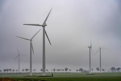 Windpark, Windenergieanlagen bei Erkelenz, Rheinisches Braunkohlerevier, im Nebel, Flaute, kein Wind, NRW, Deutschland,-stock-foto