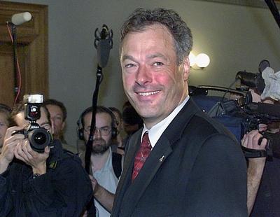 Ronald Schill umstrittener Hamburger Amtsrichter steht umringt von Reportern im Verhandlungssaal d-stock-photo