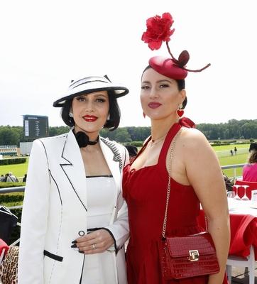 Pauline Stolze mit Schwester Anna Stolze beim Fashion Raceday auf der Rennbahn Hoppegarten. *** Pauline Stolze with sist-stock-foto
