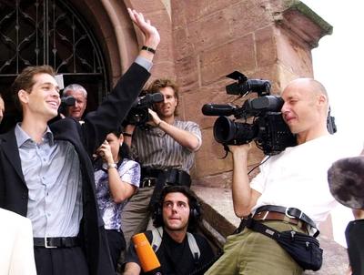 Bildnummer: 51212113  Datum: 13.09.2000  Copyright: imago/photo2000Ehemalige Geisel Marc Wallert (li., GER) im Medieninteresse nach seiner R?ckkehr, Personen , optimistisch , Freude; 2000, G?ttingen, Geiselnahme, Geiselnahmen, Entf?hrung, Entf?hrungen, Opfer, Geisel, Geiseln, ,, winken, Gru?, gr??en, Presse, Medien, Kameramann, Pressetermin; , quer, Kbdig, Gruppenbild, , Deutschland, Randbild, People-stock-foto