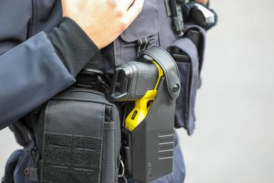 Themenbild Polizei mit Tasern Die Polizei NRW ist mit Tasern ausgestattet worden. Die Distanzelektroimpulsger?te werden-stock-foto