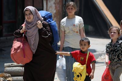 Palestinians, carrying their personal belongings, try to fled to safer areas to escape from Israeli attacks on Jabalia-stock-photo