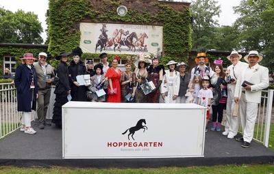 Gruppenbild Gewinner des Fashion Contest mit Jury-Mitgliern beim Fashion Raceday auf der Rennbahn Hoppegarten. *** Group-stock-photo