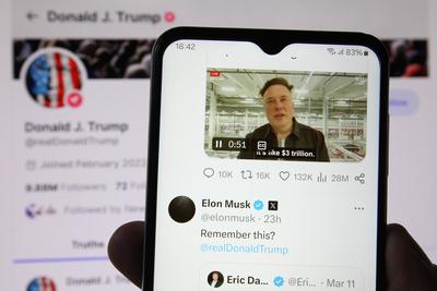 Auf einem Laptop wurd der Account von Donald Trump auf seiner Social-Media-Plattform Truth Social ge?ffnet. Davor wurde-stock-foto