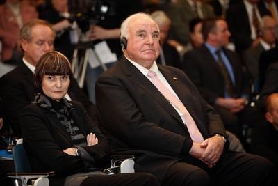 Bildnummer: 51661523  Datum: 26.01.2007  Copyright: imago/Gerhard LeberHelmut Kohl (GER/CDU) mit Bundespr?sidentin Micheline Calmy-Rey (SUI) anl?sslich seiner Auszeichnung mit der Medaille der Jean-Monnet-Stiftung in Lausanne, Personen , pessimistisch , Skepsis; 2007, Lausanne, Politiker, Ehrung, Politikerin, internationale; , quer, Kbdig, Gruppenbild, Europapolitik, Politik, Schweiz, Randbild, People-stock-foto