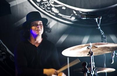 92/ Konzert: The Dead Weather, Schlagzeuger Jack White, im Berliner Huxleys Neue Welt, Stoner, Rock, Saenger, Musiker, M-stock-photo