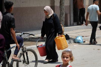 Palestinians, carrying their personal belongings, try to fled to safer areas to escape from Israeli attacks on Jabalia-stock-photo
