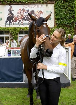 Rennpferd Lady Charlotte mit Adrie de Vries beim Fashion Raceday auf der Rennbahn Hoppegarten. *** Racehorse Lady Charlo-stock-foto