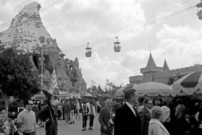 Zu Besuch in Disneyland Zahlreiche Besucher erfreuen sich an Disneyland, rechts der B?se Wolf, hinter ihm das Matterhorn-stock-photo