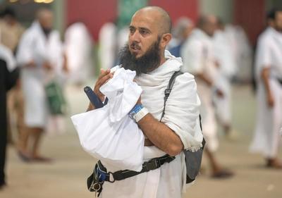 Muslim pilgrims cast stones at pillars in the symbolic stoning of the devil, the last rite of the annual Hajj, in Mina-stock-foto
