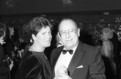 Bildnummer: 58482178  Datum: 01.01.1989  Copyright: imago/teutopressFriedrich Zimmermann mit seiner Ehefrau Birgit 01/89 ue Friedrich Zimmermann mit seiner Ehefrau Birgit im Januar 1989 beim Deutschen Filmball Deutschland deutsch deutscher Mann Politik CSU Minister Bundesminister Innenminister Inneres Verkehrsminister Verkehr Bundesregierung MdB Politiker Frau german politician quer halb stehend l?chelnd tanzend tanzen sw People xdp x0x 1989 quer  58482178 Date 01 01 1989 Copyright Imago  Friedrich Zimmermann with his Wife Birgit 01 89 Ue Friedrich Zimmermann with his Wife Birgit in January 1989 the German Film ball Germany German German Man politics CSU Ministers Federal Minister Interior Minister Home Affairs Transport Ministers Traffic Federal government MP Politicians Woman German politician horizontal half standing smiling dancing Dancing black and white Celebrities XDP x0x 1989 horizontal-stock-photo