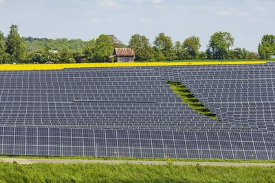 Landwirtschafteliche Fl?che genutzt als Solarfeld. Bei Nellingen auf der Schw?bischen Alb. // 09.05.2025: Nellingen, Bad-stock-foto