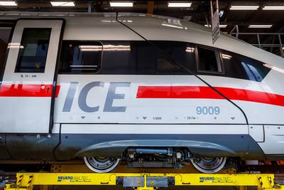 ICE Bahnwerk Cottbus - Zugtaufe ICE Cottbus-stock-foto