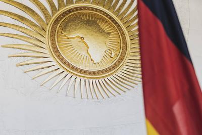 Flagge von Deutschland vor der Goldenen Sonne, aufgenommen am Sitz der Afrikanischen Union in Addis Abeba, 13.01.2023. A-stock-photo