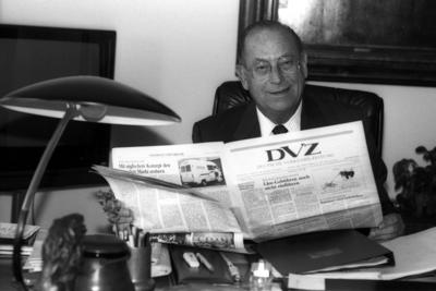 Bildnummer: 52366457  Datum: 01.05.1989  Copyright: imago/bonn-sequenzBundesverkehrsminister Friedrich Zimmermann (Deutschland/CDU), Personen , Highlight; 1989, sw, BR, BRD, Deutschland, Politik, Politiker, Verkehrsminister, liest, lesend, lesen, DVZ, Zeitung, Schriftzug, B?ro; , quer, Kbneg, Einzelbild, close, Bundespolitik, Politik, Randbild, People o0 Bundesregierung, Fotoshooting-stock-foto