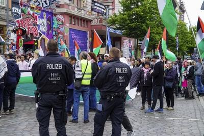 Demonstranten mit Palaestinenser Fahnen Banner und Schildern Ca. 200 Palaestinenser und Unterstuetzer demonstrierten vor der Roten Flora gegen Israel und den Krieg im Gaza Streifen.Die Rote Flora Anh?nger hatten sich immer wieder solidarisch mit Israel gezeigt. Die Polizei war mit zahlreichen Kr?ften anwesend. Hamburg Deutschland *** Demonstrators with Palestinian flags banners and signs Approximately 200 Palestinians and supporters demonstrated in front of the Rote Flora against Israel and the war in the Gaza Strip The Rote Flora supporters had repeatedly shown solidarity with Israel The police were present with numerous forces Hamburg Germany-stock-foto