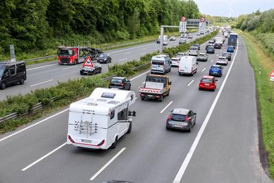 Pfingsreiseverkehr auf der Autobahn A1-stock-photo