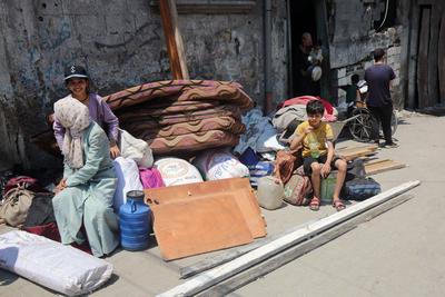 Palestinians, carrying their personal belongings, try to fled to safer areas to escape from Israeli attacks on Jabalia-stock-photo