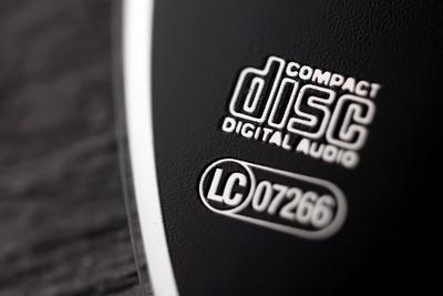 Compact Discs (CDs), wie sie f?r digitale Musik seit dem 20. Jahrhundert verwendet werden, liegen auf einem Tisch. Die C-stock-foto