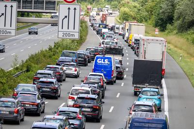 Pfingsreiseverkehr auf der Autobahn A1-stock-photo