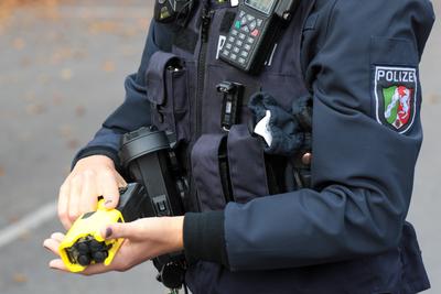Themenbild Polizei mit Tasern Die Polizei NRW ist mit Tasern ausgestattet worden. Die Distanzelektroimpulsger?te werden-stock-foto