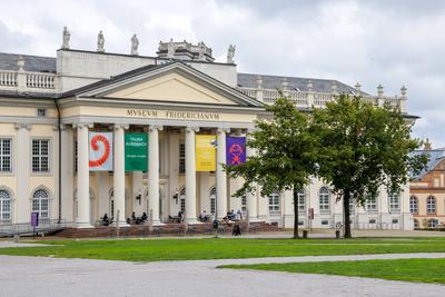 DEU, Deutschland, Hessen, Kassel, 17.08.2023: Friedrichsplatz mit Museum Fridericianum - vor dem Museum B?ume des Projek-stock-foto