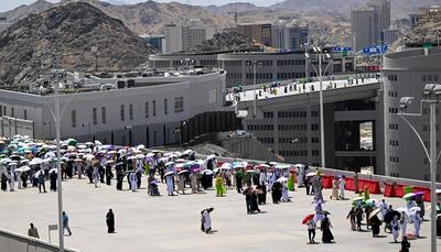 Muslim pilgrims cast stones at pillars in the symbolic stoning of the devil, the last rite of the annual Hajj, in Mina-stock-foto