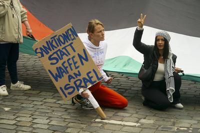 Demonstranten mit Palaestinenser Fahnen Banner und Schildern Ca. 200 Palaestinenser und Unterstuetzer demonstrierten vor der Roten Flora gegen Israel und den Krieg im Gaza Streifen.Die Rote Flora Anh?nger hatten sich immer wieder solidarisch mit Israel gezeigt. Die Polizei war mit zahlreichen Kr?ften anwesend. Hamburg Deutschland *** Demonstrators with Palestinian flags banners and signs Approximately 200 Palestinians and supporters demonstrated in front of the Rote Flora against Israel and the war in the Gaza Strip The Rote Flora supporters had repeatedly shown solidarity with Israel The police were present with numerous forces Hamburg Germany-stock-foto