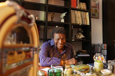 Mallorca, Spanien, Entertainer-Legende Roberto Blanco sitzt an seinem Schreibtisch, umgeben von bunten Gl?ckwunschkarten-stock-photo