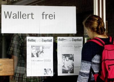 Wallert frei - Sch?lerin betrachtet den Schriftzug eines Plakates an der Eingangst?r des Theodor Heuss Gymnasiums in G?-stock-foto