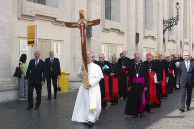 ITALY - POPE LEO XIV HOLDS A CRUCIFIX AS HE LEADS THE PROCESSION FRO AULA PAOLO VI TO THE HOLY DOOR AS PART OF THE JUBILEE 2025 OF THE HOLY SEE   AT  THE  VATICAN - 2025/6/9-stock-foto