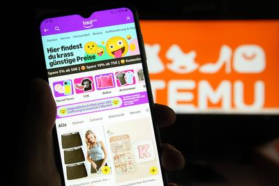 Auf einem Laptop wurde das Logo vom chinesischen Online-Martplatz TEMU ge?ffnet. Davor wurde auf einem Smartphone die Ap-stock-foto
