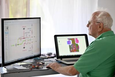 Ein Senior arbeitet in seiner Elektronik-Werkstatt im Home-Office. Altersteilzeit ist in Deutschland eine M?glichkeit, ?-stock-foto